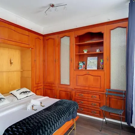 Marais District - Spacious Studio Flat Sleeps 4 By Guestready * Paris